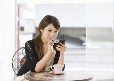 美容液ランキングや口コミをチェックする女性