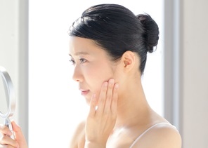 夏場のテカリを気にする女性