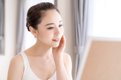 ビタミンC美容液の保湿成分に着目する女性