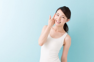 正しい知識で洗顔料を選ぶ女性