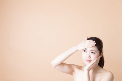 スキンケアをして黄ぐすみ対策をする女性