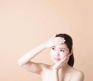 エイジングケアをする混合肌の女性