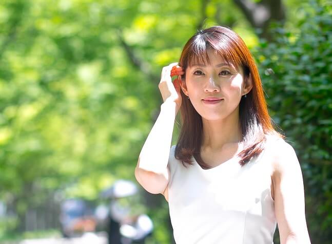 日常生活で混合肌を改善する女性