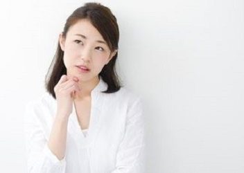 エイジレスについて考える女性