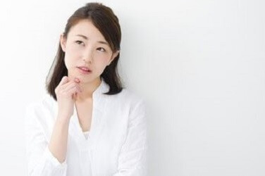ほうれい線ケアのフェイスマスクの選び方に悩む女性