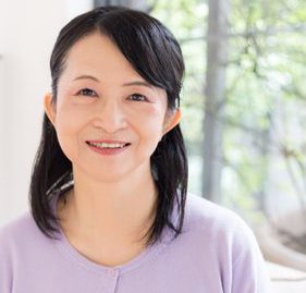 50代以降のほうれい線対策を教える女性