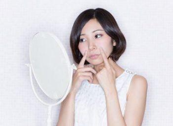 口内マッサージを試す女性