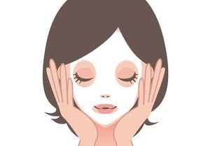 ほうれい線ケアのフェイスマスクをつける女性
