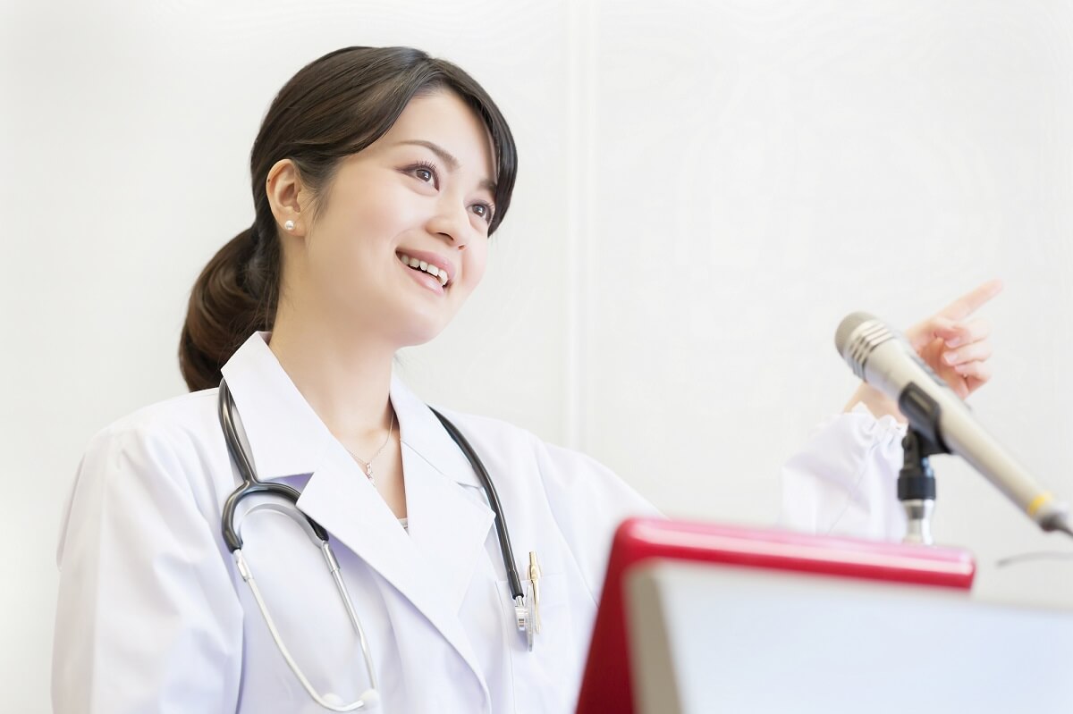 美容医療や医薬品による肌質改善の説明をする女性