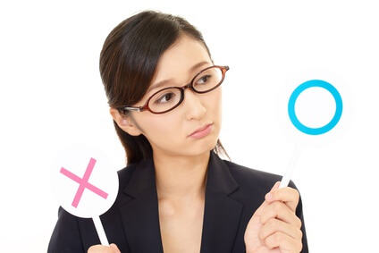 ヒアルロン酸化粧品を選ぶポイントについて考える女性