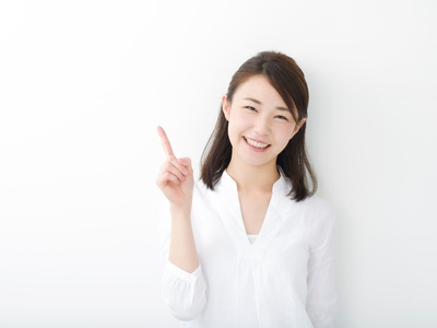 拭き取り化粧水とは何かを説明をする女性