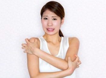 春の乾燥肌に悩む女性