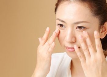 頬の高い位置からファンデーションを塗る女性