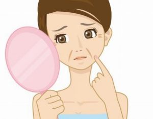 口元のほうれい線に悩む女性