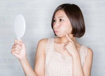 オイリー肌の女性