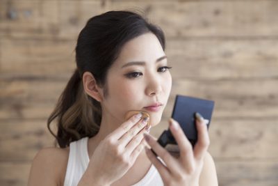 ファンデーション塗る敏感肌の女性