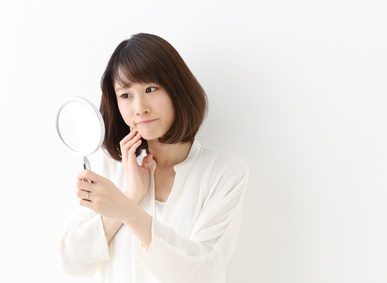 保湿されたお肌について考える女性