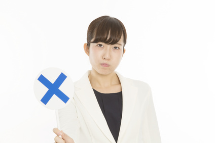 皮脂の取り過ぎに注意喚起する女性