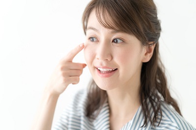 シミ対策をする女性