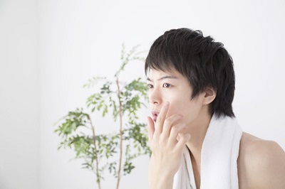 メンズ用の化粧水を試す男性