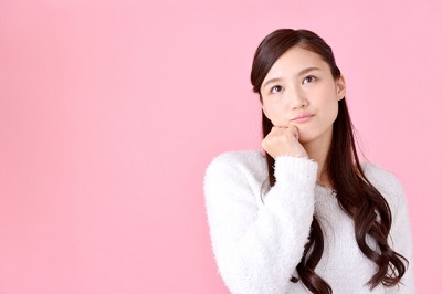 飛蚊症を予防する方法を考える女性