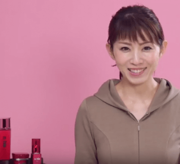保湿された美肌について動画で説明する中川ゆう子さん