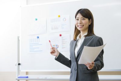 50代に向けた美容液を案内する女性