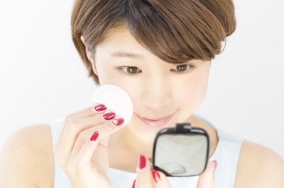 ファンデーションをつける女性