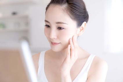 水添レシチンのお肌への効果を感じる女性