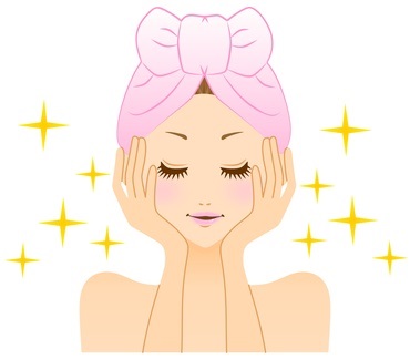 スキンケアで肌のツヤが出た女性