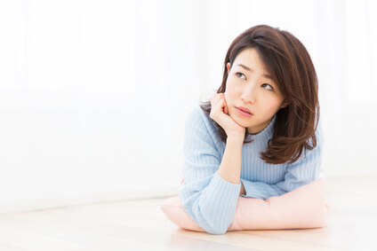 石鹸素地と合成洗浄剤の違いについて考える女性