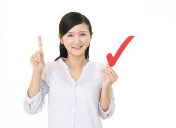 脂性肌の症状チェックをする女性