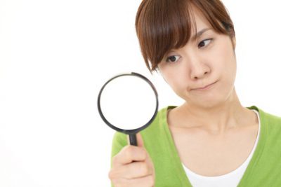 スマホによる指の肌荒れに警鐘を鳴らす女性