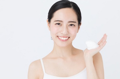 セラミドを流さない洗顔パウダーで洗顔する女性