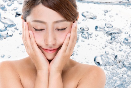水分がお肌に入っていく女性