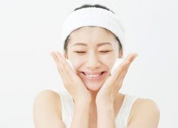 混合肌のための洗顔を行う女性