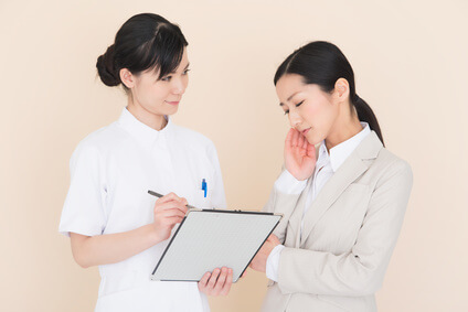 ひび割れ、あかぎれの原因を聞く女性と看護師