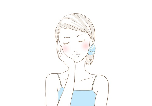 目元・口元の乾燥や悩みのエイジングケアをする女性