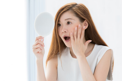 脂性肌がもたらす肌悩みのある女性