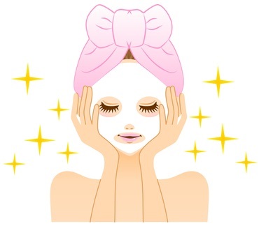 ほうれい線ケアのフェイスマスクをつける女性