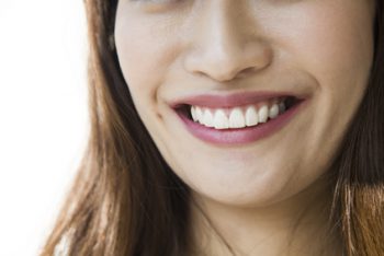 ほうれい線がある笑顔の女性
