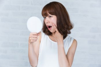 あいうえお体操をする女性