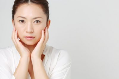 脂性肌を化粧水で改善したい女性