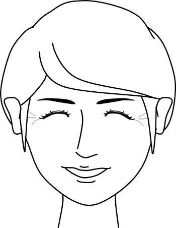 表情の変化でしわが目立つがもとに戻る状態の女性