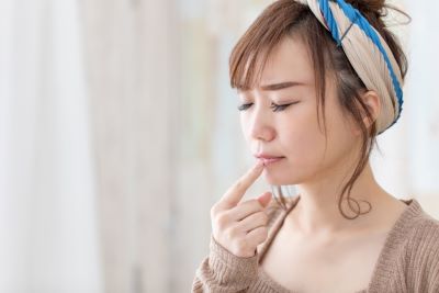唇の乾燥に悩む女性
