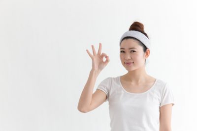 腸内環境を整えるための食べ方の工夫について解説する女性