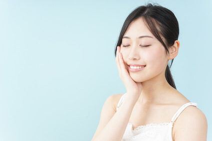 11月の乾燥対策をする女性