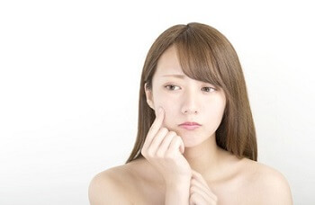 肌質に悩む20代の女性