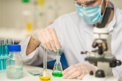 ノーベル賞受賞成分の研究をする男性