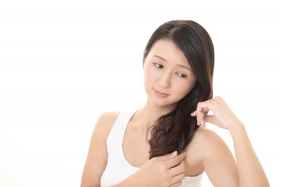 ヘアケアをする女性